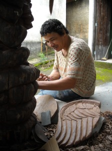 Marcinho esculpe em 2011.